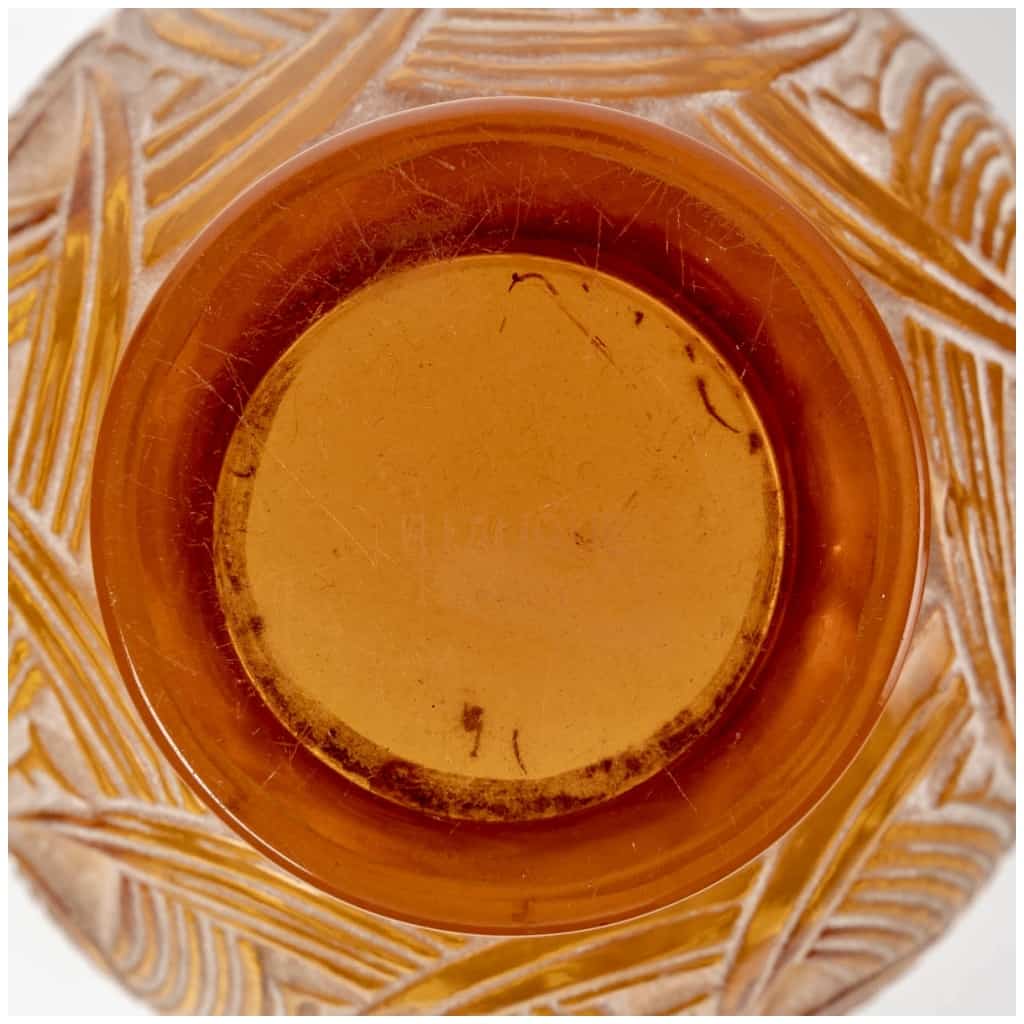 1931 René Lalique – Vase Le Mans Verre Jaune Ambre Patiné Beige 8