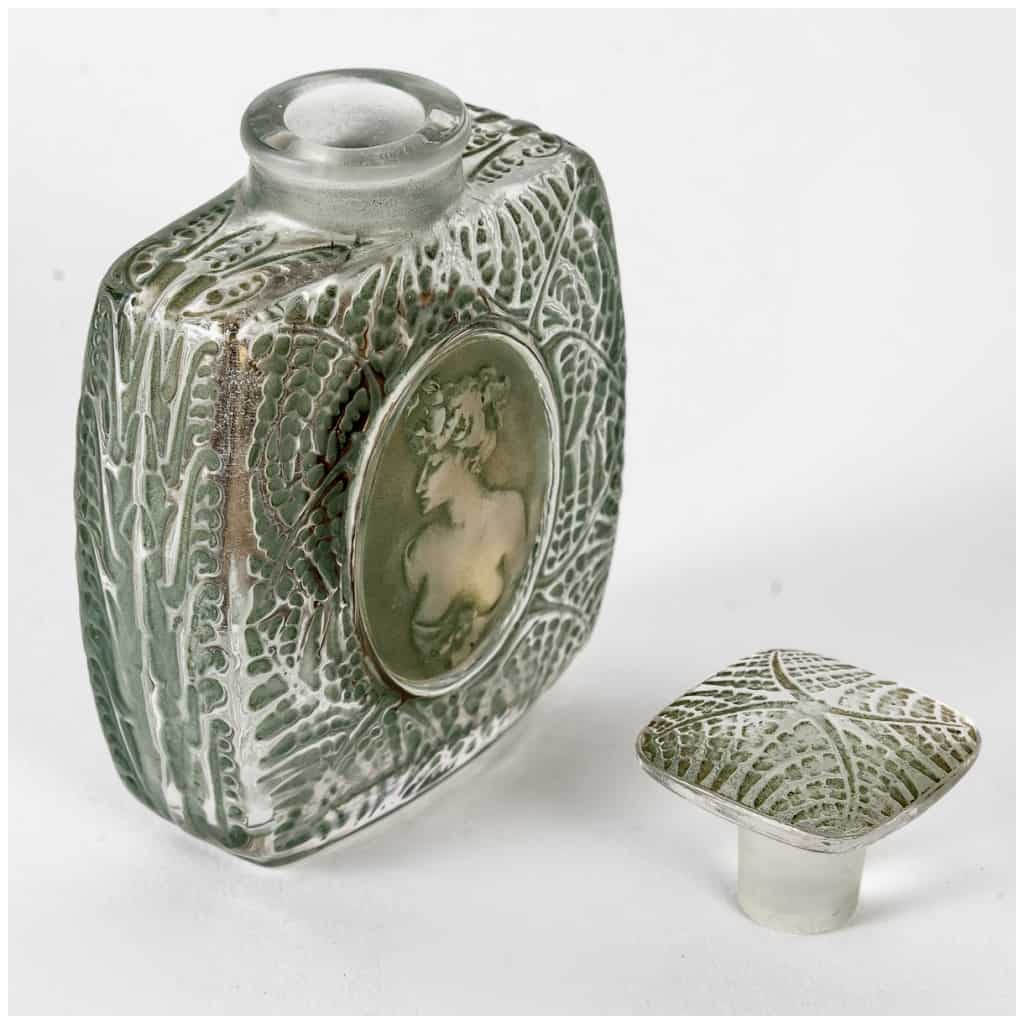 1912 René Lalique – Flacon Fougères Verre Patiné Vert 9