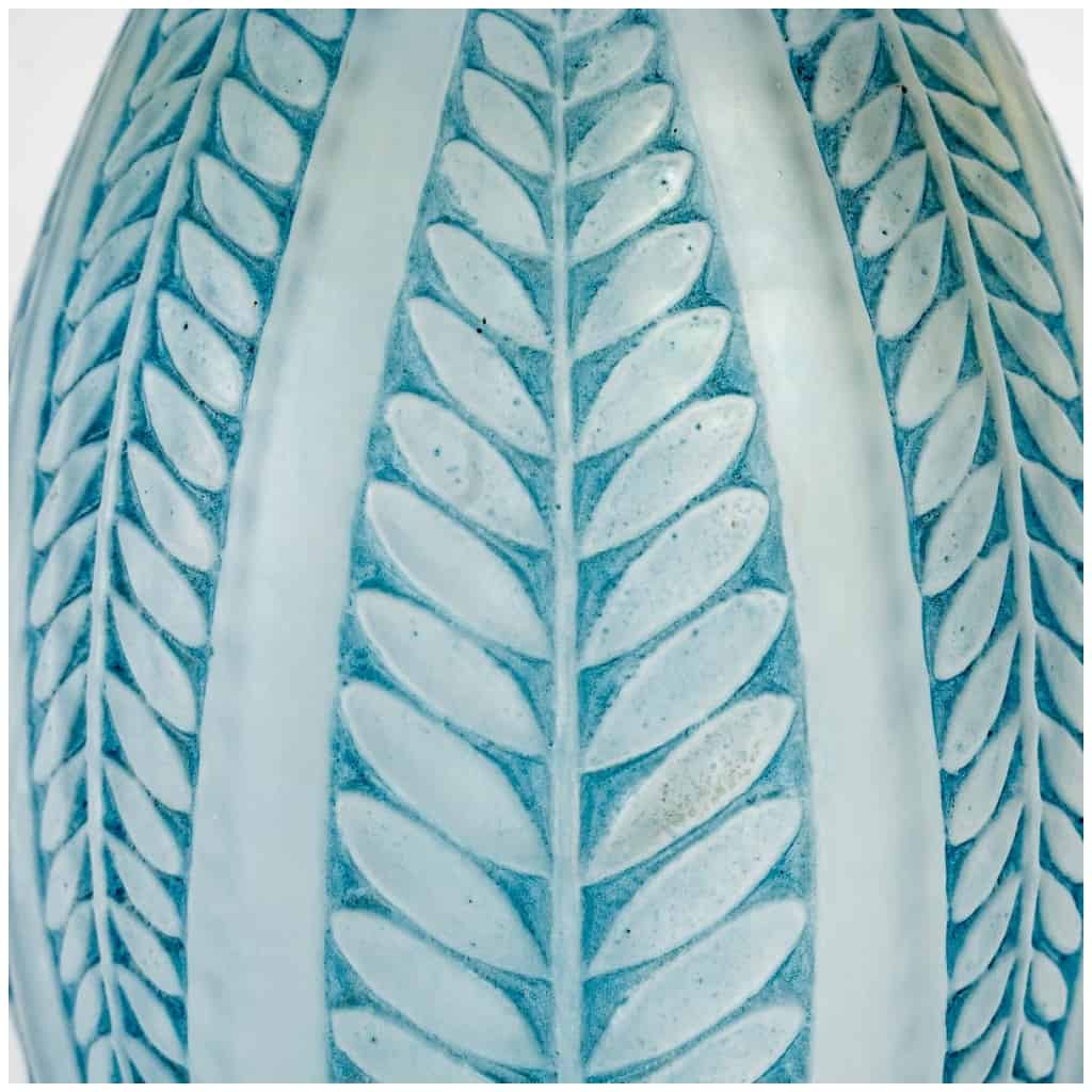 1921 René Lalique – Vase Acacia Verre Blanc Patiné Bleu 5