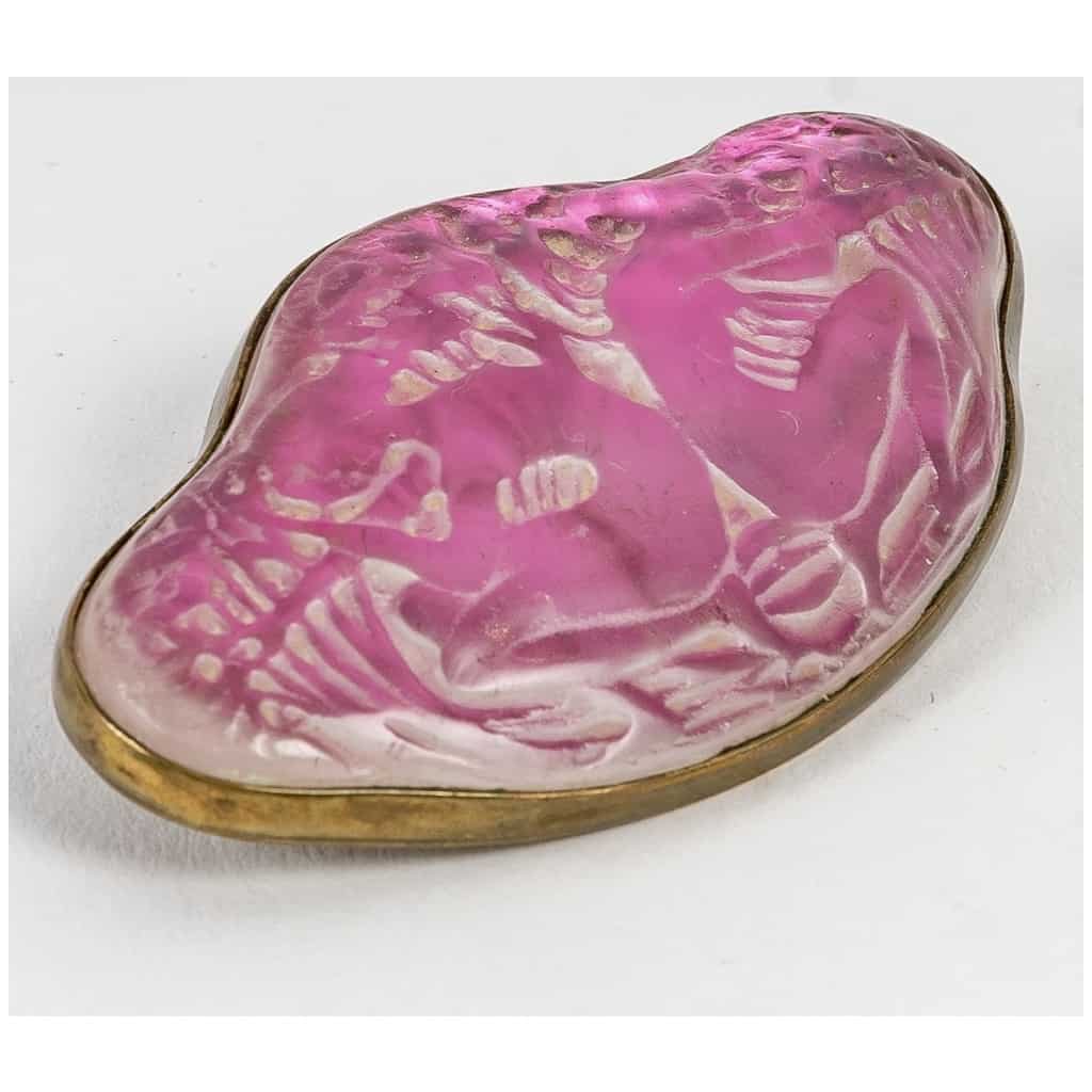 1913 René Lalique – Brooch Two Figures Back to Back Glass On Pink Tinsel 4