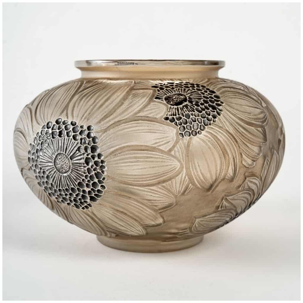 1923 René Lalique – Vase Dahlias Verre Blanc Patiné Sépia Et Emaillé Noir 3