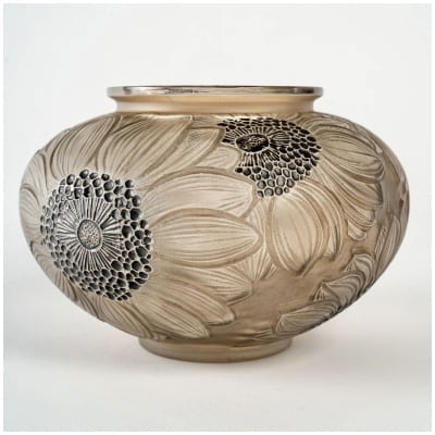 1923 René Lalique – Vase Dahlias Verre Blanc Patiné Sépia Et Emaillé Noir