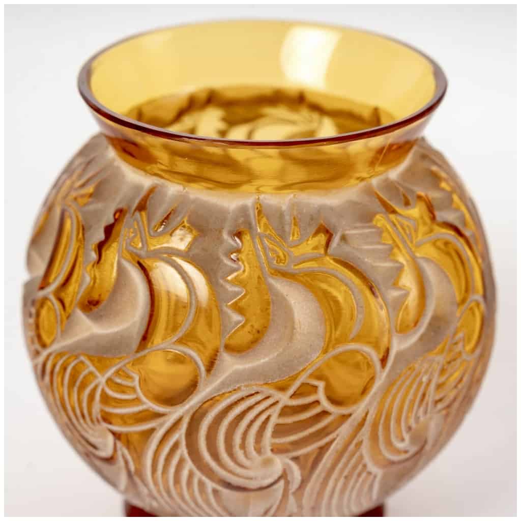 1931 René Lalique – Vase Le Mans Verre Jaune Ambre Patiné Beige 7