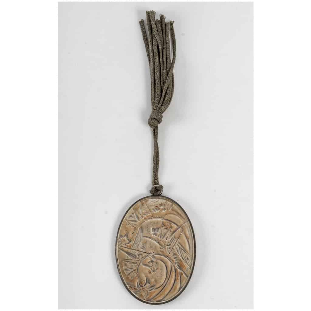 1919 René Lalique – Miroir Pendentif Sauterelles Verre Blanc Patiné Sépia Sur Clinquant Argent 4