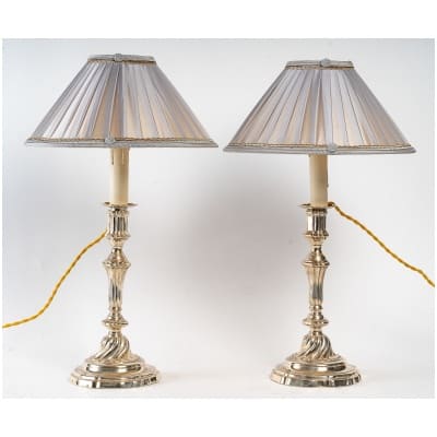 Paire de flambeaux à fûts à pans coupés en bronze argenté montés en lampes époque Régence vers 1720