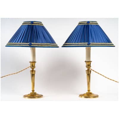 Paire de flambeaux de style Directoire en bronze ciselé et doré, montés en lampes