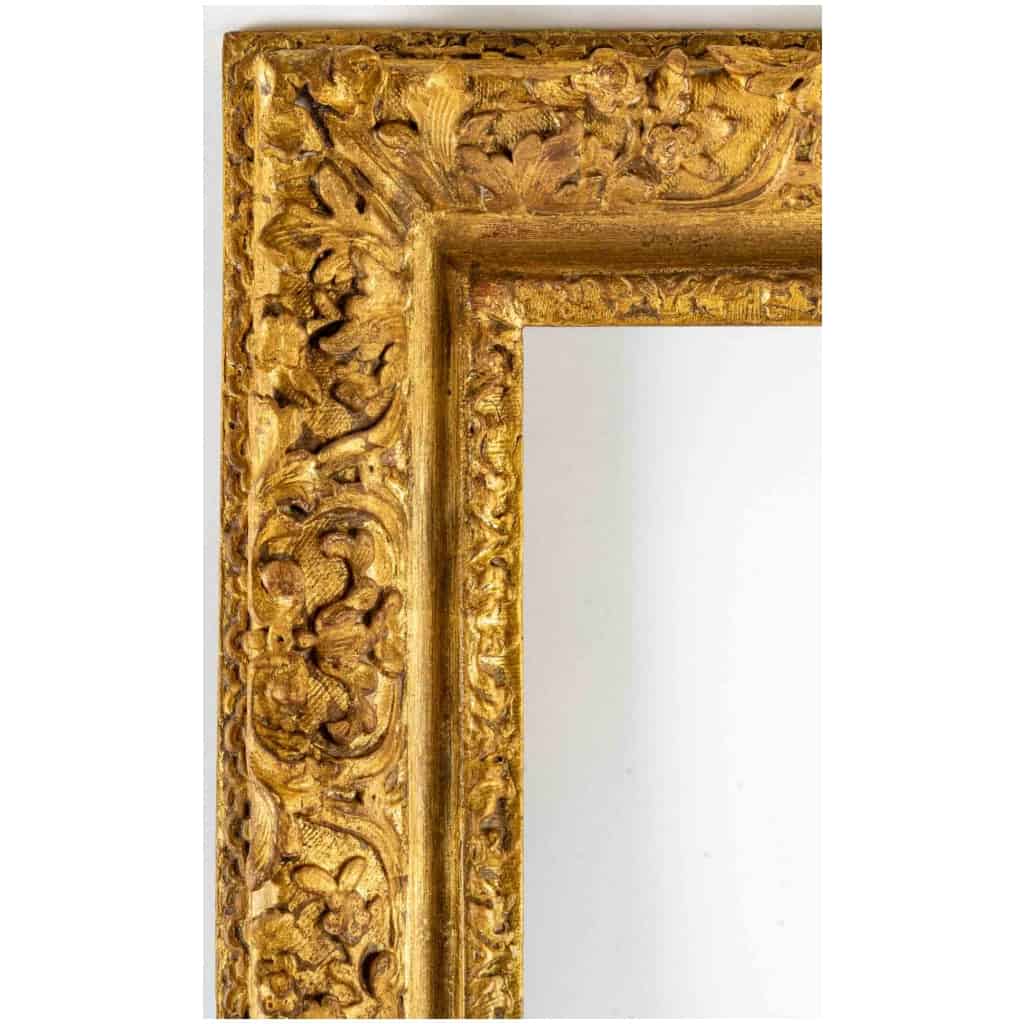Cadre en bois sculpté doré d’époque Louis XIV 4