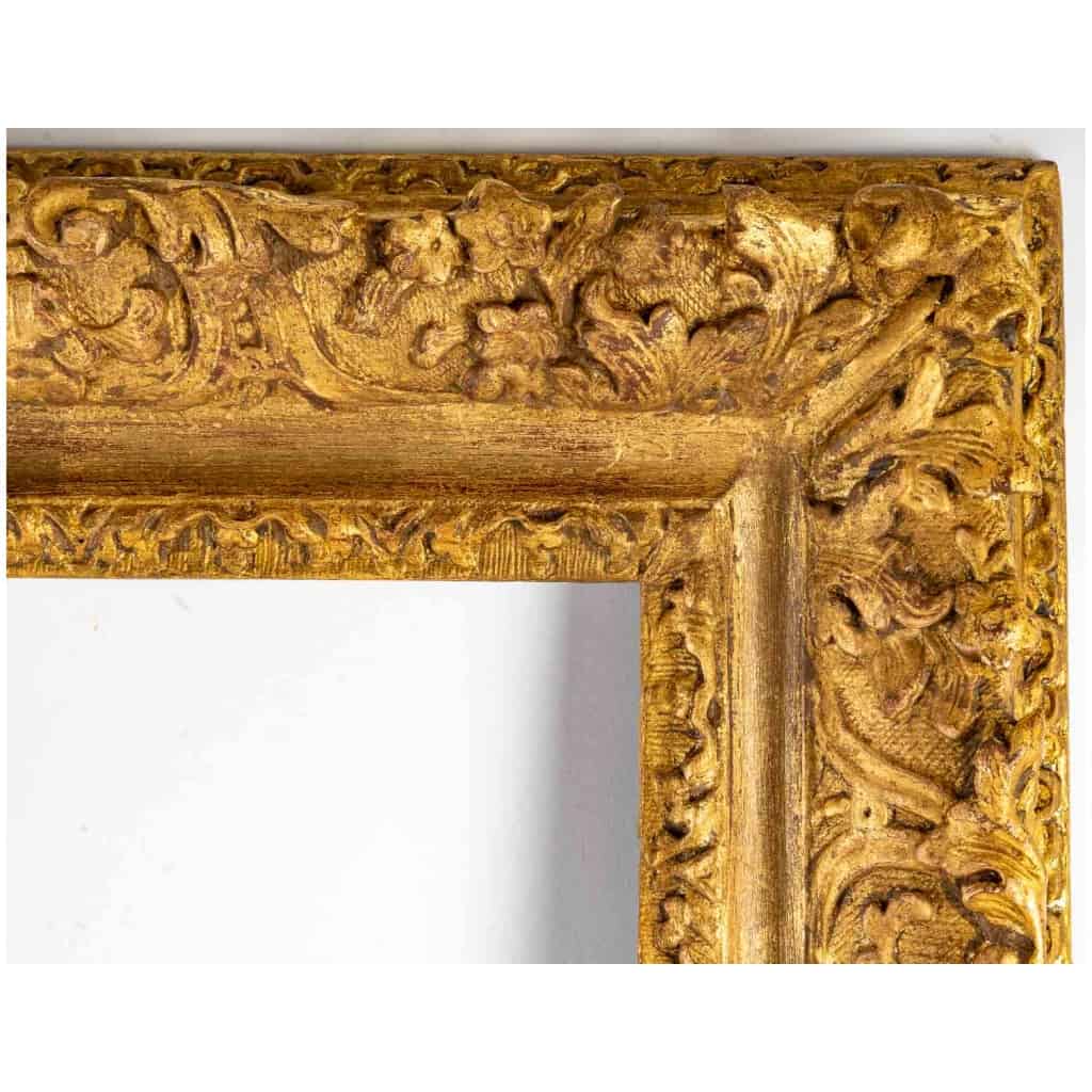 Cadre en bois sculpté doré d’époque Louis XIV 5