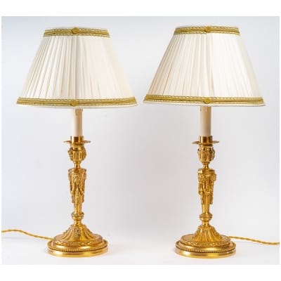 Maison Gagneau Paire de flambeaux en bronze ciselé et doré montés en lampes de style Louis XVI