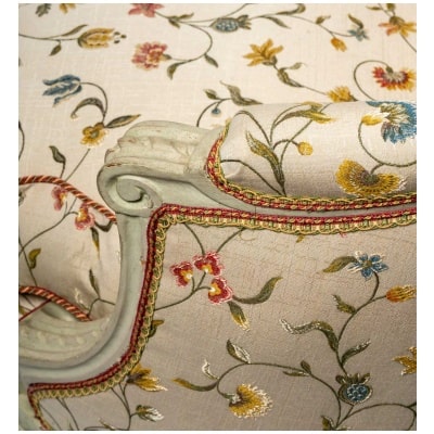 Claude Gorgu – Canapé en hêtre laqué époque Louis XVI vers 1790 provenant de l’Hôtel de Jarnac