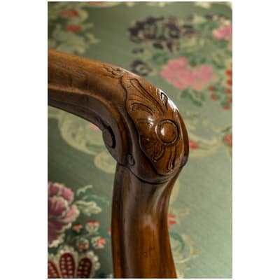 Paire de larges fauteuils en noyer mouluré et sculpté d’époque Régence vers 1720