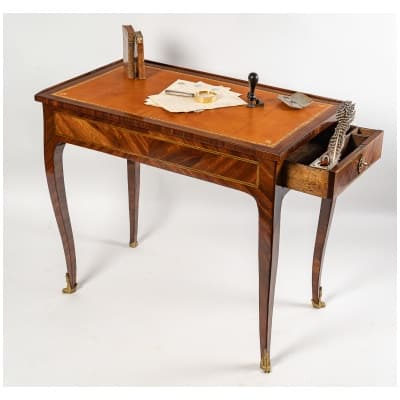 Petite table à écrire en marqueterie de bois de Rose époque Louis XV vers 1740-1750