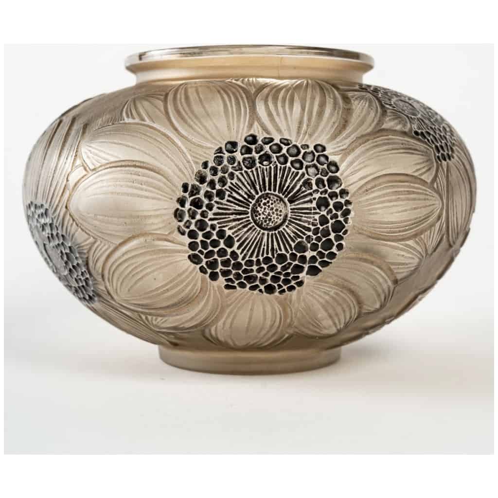 1923 René Lalique – Vase Dahlias Verre Blanc Patiné Sépia Et Emaillé Noir 4