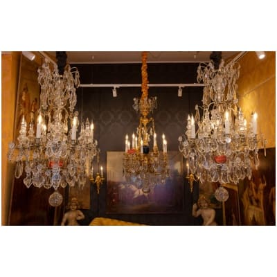 Baccarat (Signé) – Paire de lustres cages de style Louis XV en bronze vieil argent à décor de cristal taillé vers 1880-1890
