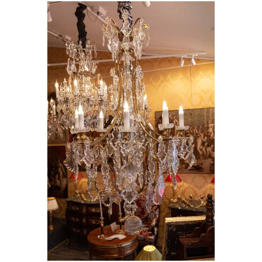 Baccarat signé Important lustre de style Louis XVI en bronze doré et décor de cristal taillé vers 1860-1870 3