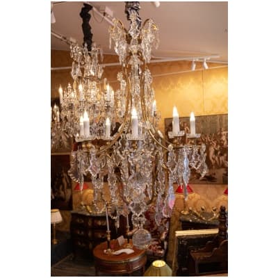 Baccarat signé Important lustre de style Louis XVI en bronze doré et décor de cristal taillé vers 1860-1870