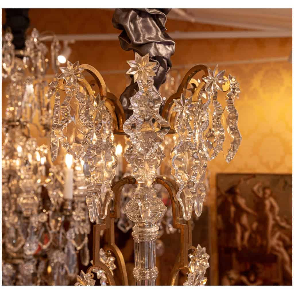 Baccarat signé Important lustre de style Louis XVI en bronze doré et décor de cristal taillé vers 1860-1870 4
