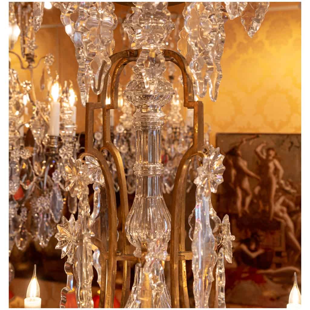 Baccarat signé Important lustre de style Louis XVI en bronze doré et décor de cristal taillé vers 1860-1870 5