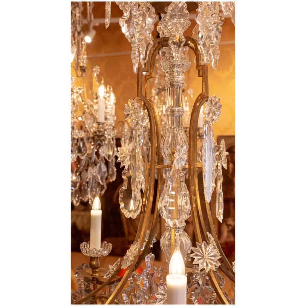 Baccarat signé Important lustre de style Louis XVI en bronze doré et décor de cristal taillé vers 1860-1870 6