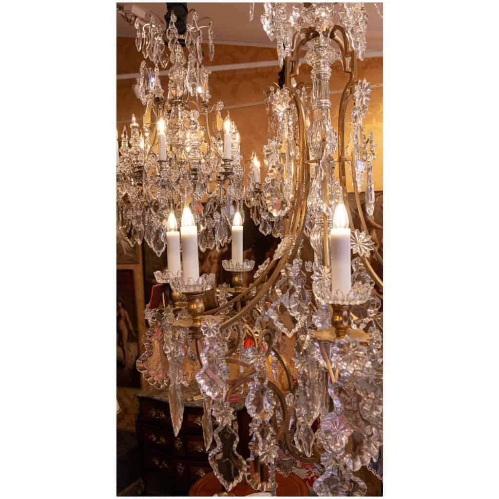 Baccarat signé Important lustre de style Louis XVI en bronze doré et décor de cristal taillé vers 1860-1870 7