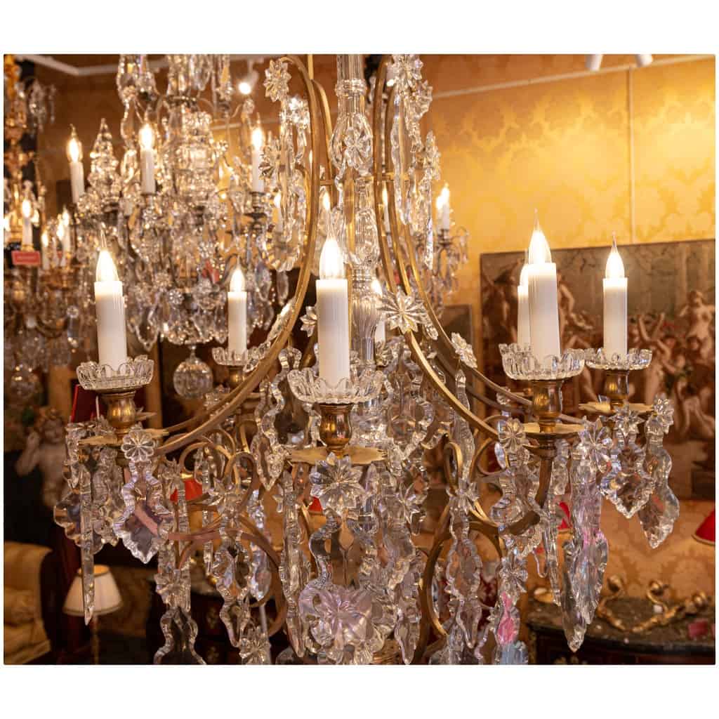 Baccarat signé Important lustre de style Louis XVI en bronze doré et décor de cristal taillé vers 1860-1870 8