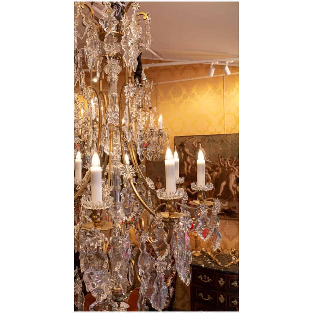 Baccarat signé Important lustre de style Louis XVI en bronze doré et décor de cristal taillé vers 1860-1870 9