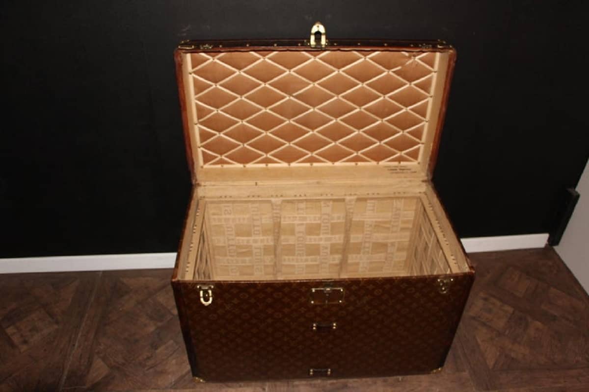 Louis Vuitton trunk from the 1920s-1930s in monogram, 80 cm Louis Vuitton  Steamer trunk - Les Puces de Paris Saint-Ouen