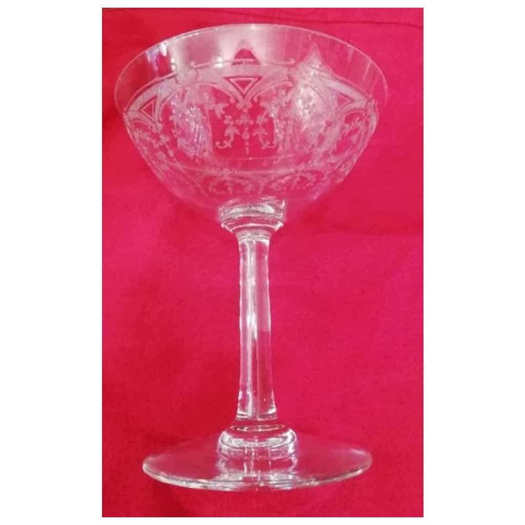 8 jolies coupes à champagne anciennes en cristal de Saint Louis 3