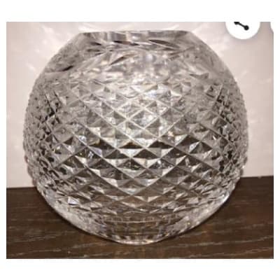 un vase boule en cristal de la cristallerie Waterford dit Rose Bowl