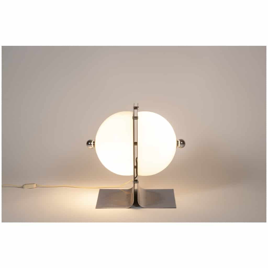 Lampe de table en métal poli et opaline, années 1970 5