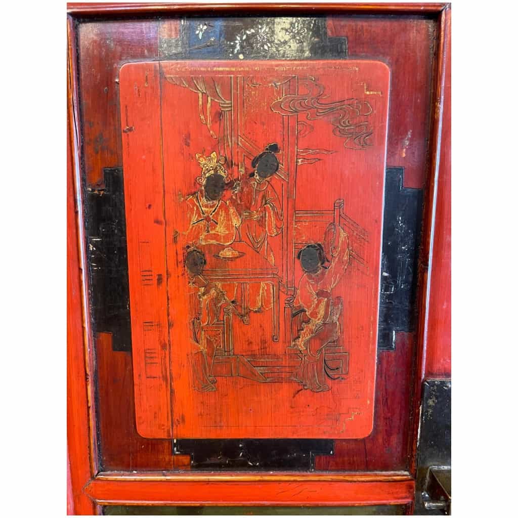 Armoire chinoise antique présentant des scènes de vie polychromes 7