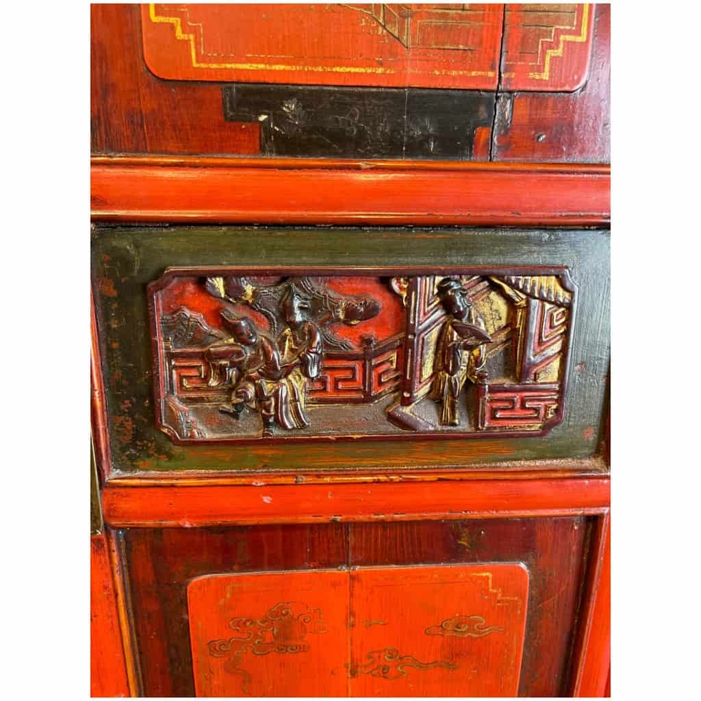 Armoire chinoise antique présentant des scènes de vie polychromes 6