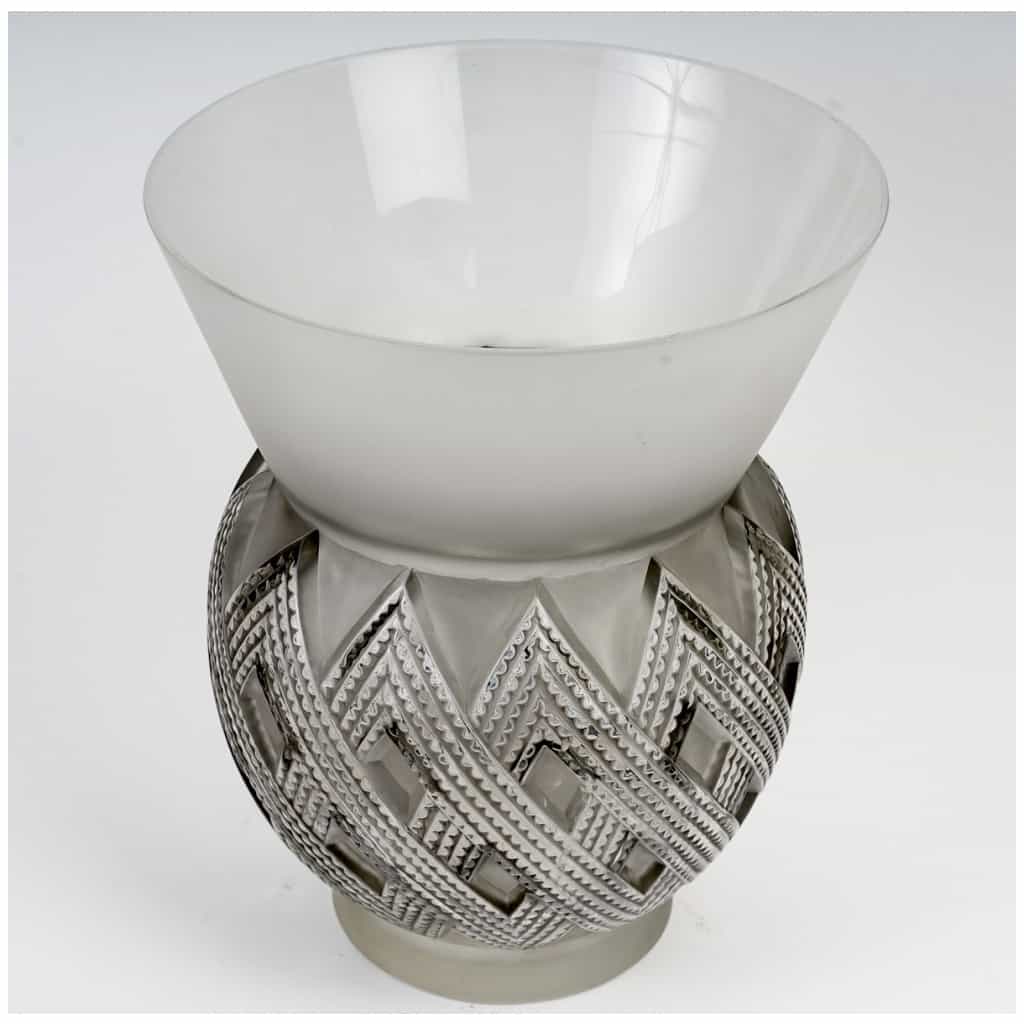 1935 René Lalique – Entrelacs Vase White Glass with Gray Patina 7
