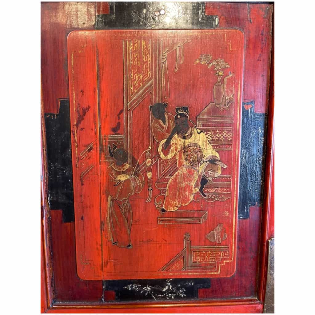 Armoire chinoise antique présentant des scènes de vie polychromes 11