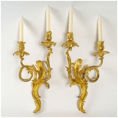Petite paire d’appliques à trois lumières d’époque Louis XV en bronze ciselé et doré vers 1750-1770
