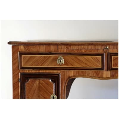 Bureau à caissons en bois de Rose et Palissandre d’époque Transition Louis XV-Louis XVI