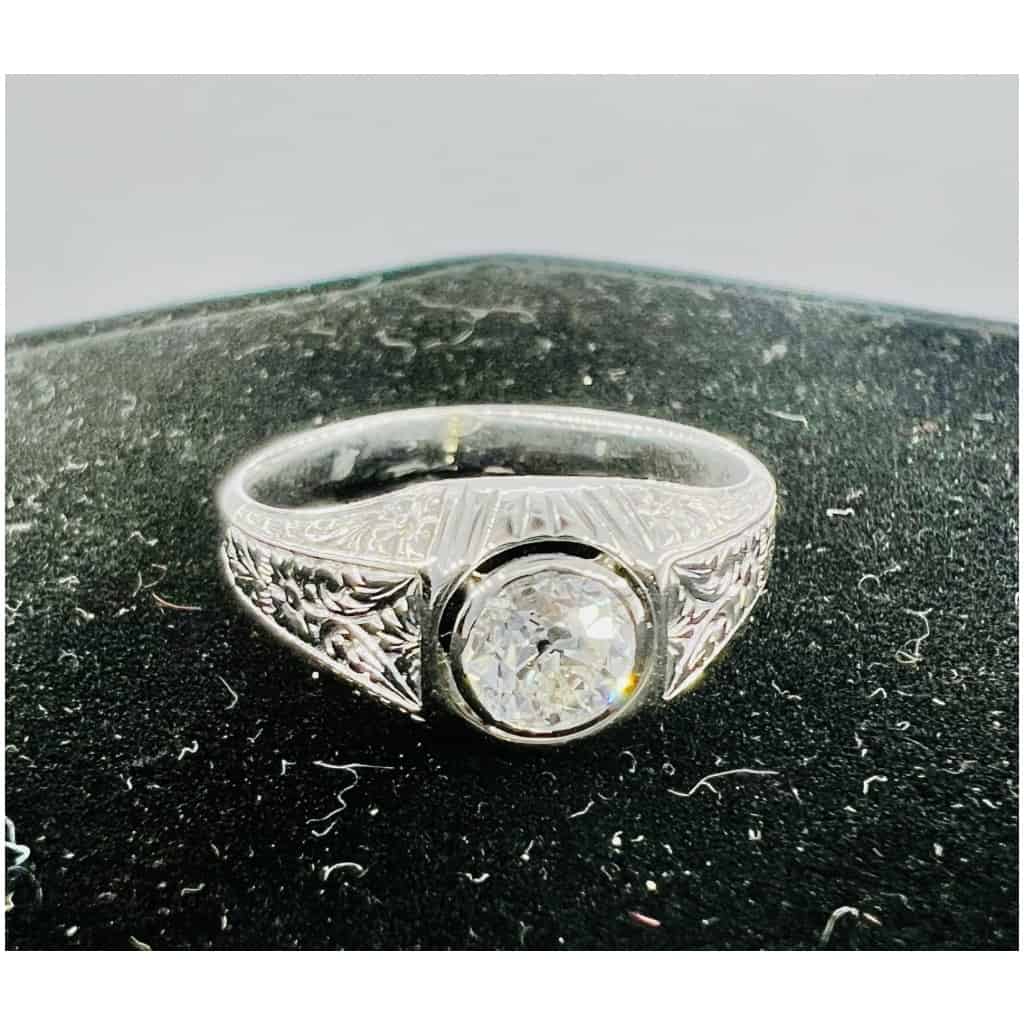 Bague chevalière En Or Blanc 18 Carat Sertie en son centre d’Un Diamant Taille Ancienne pour 1 Carat Environ 4