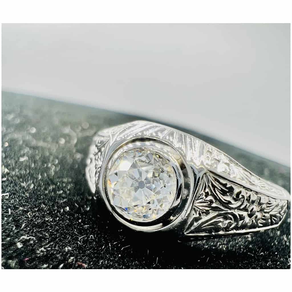 Bague chevalière En Or Blanc 18 Carat Sertie en son centre d’Un Diamant Taille Ancienne pour 1 Carat Environ 7