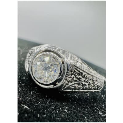 Bague chevalière En Or Blanc 18 Carat Sertie en son centre d’Un Diamant Taille Ancienne pour 1 Carat Environ 3