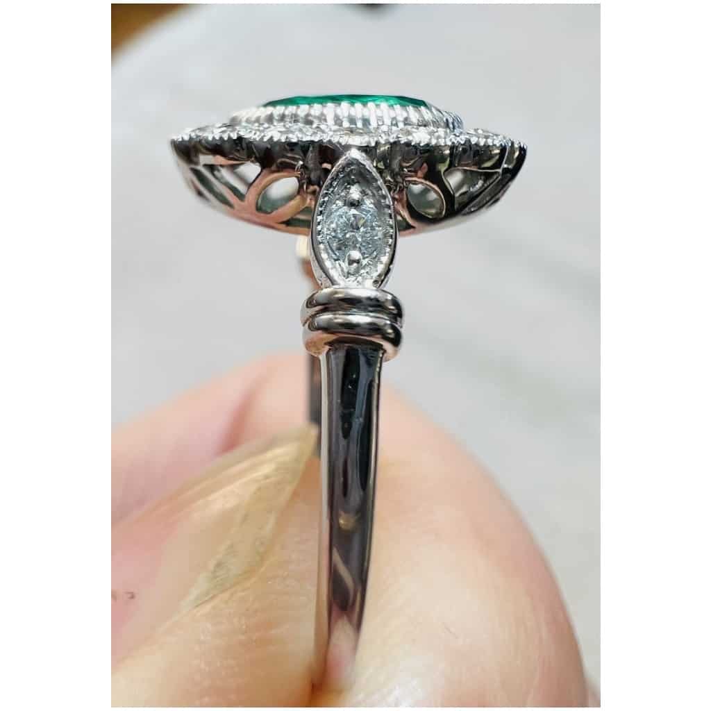 Ring In 18 Carat White Gold Set With Emerald Surrounded By Diamonds 10