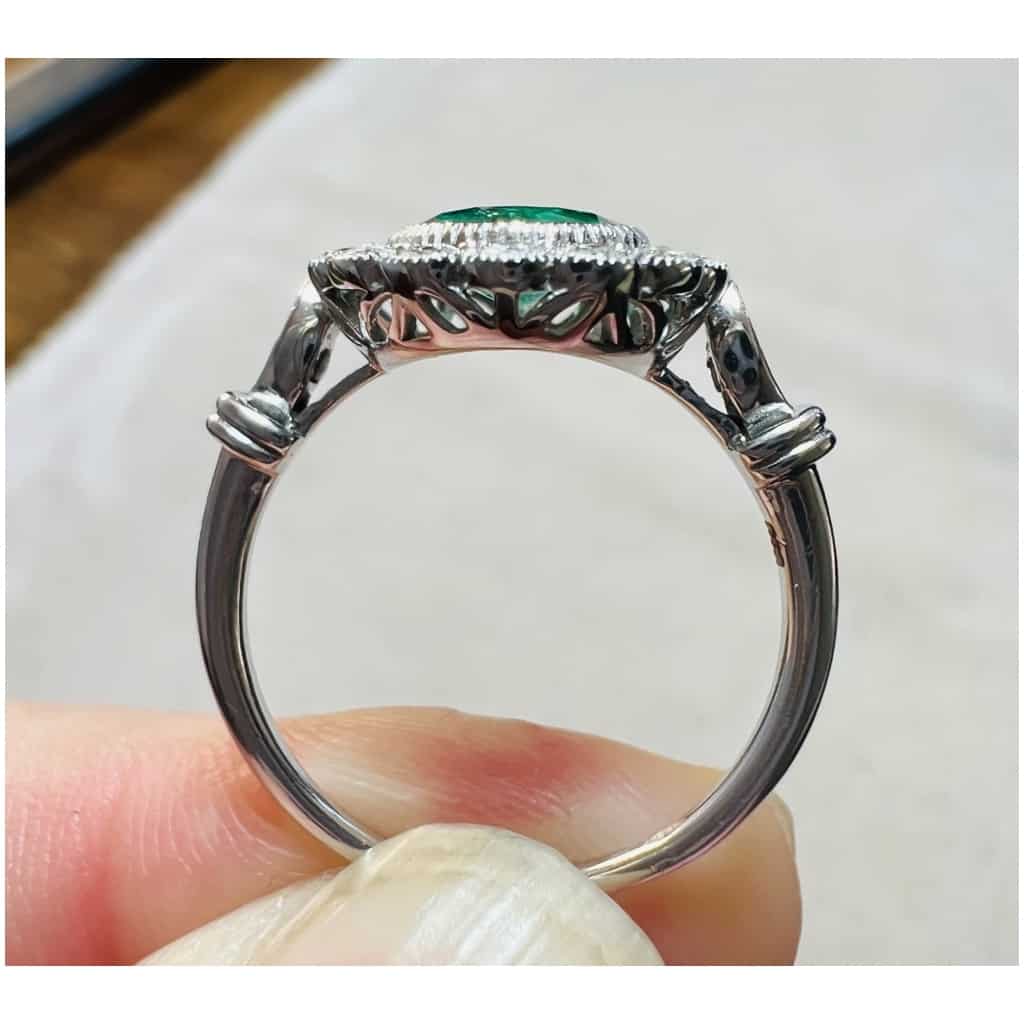 Ring In 18 Carat White Gold Set With Emerald Surrounded By Diamonds 9