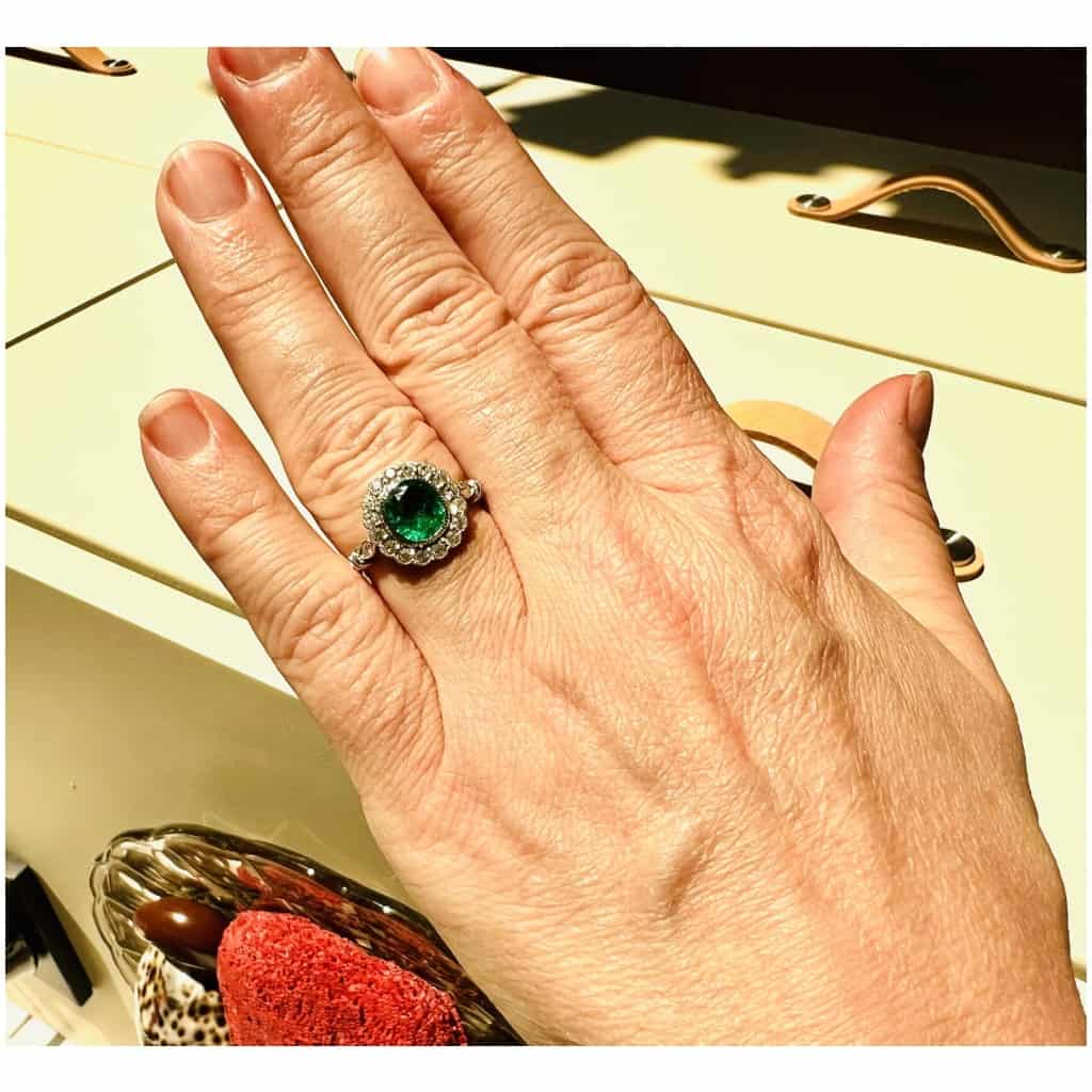 Ring In 18 Carat White Gold Set With Emerald Surrounded By Diamonds 5