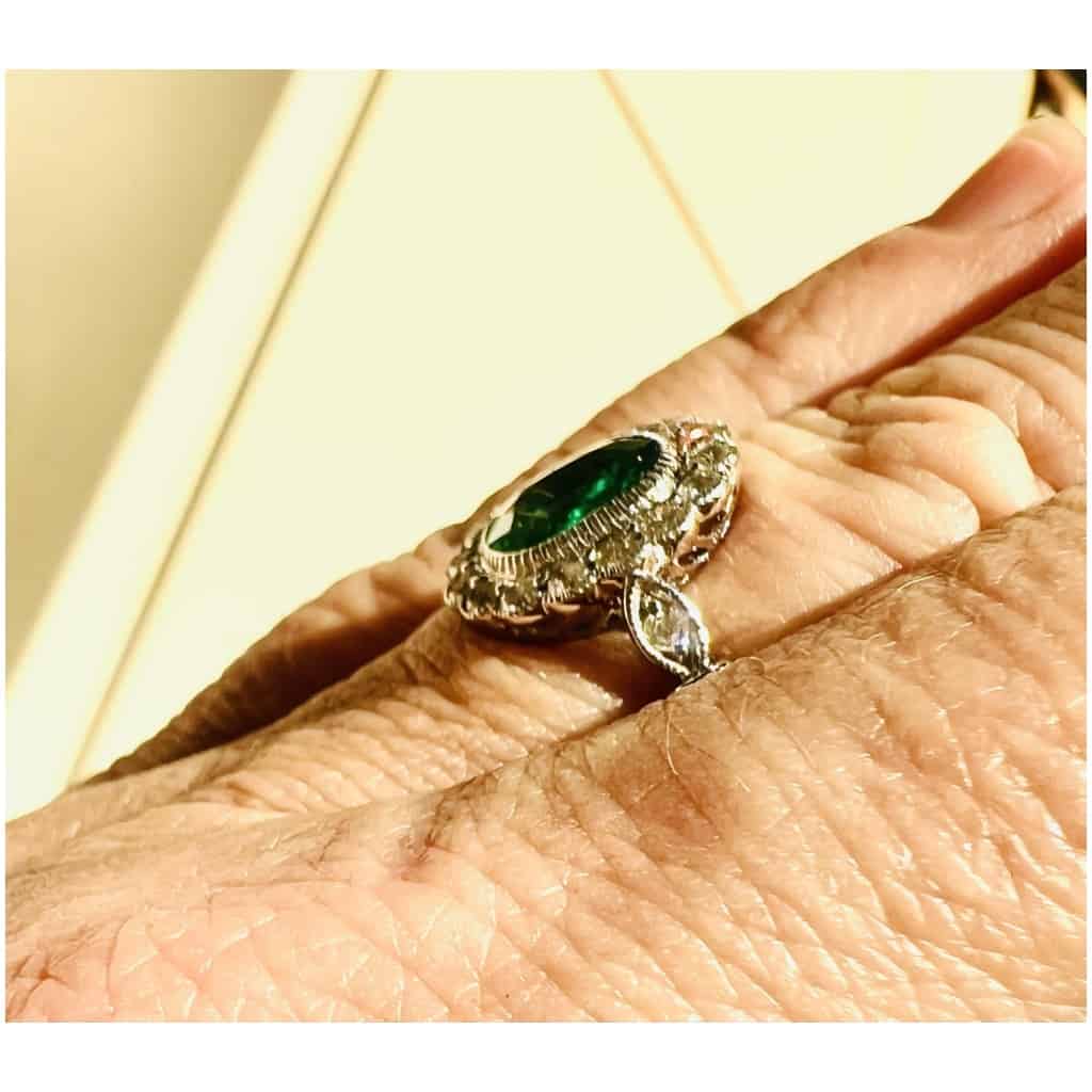 Bague En Or Blanc 18 Carat Sertie émeraude Entourée De Diamants 6
