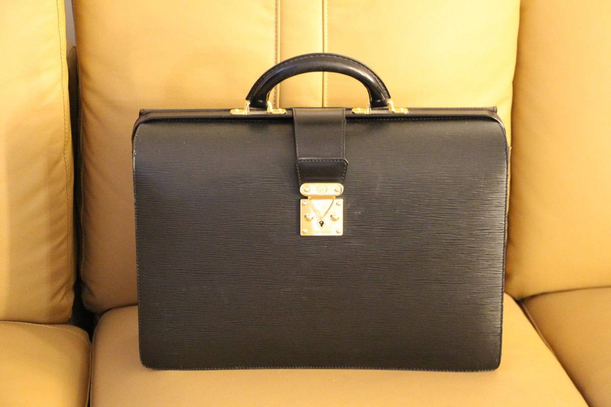Pilot's or doctor's case in black leather, Louis Vuitton Briefcase - Les  Puces de Paris Saint-Ouen