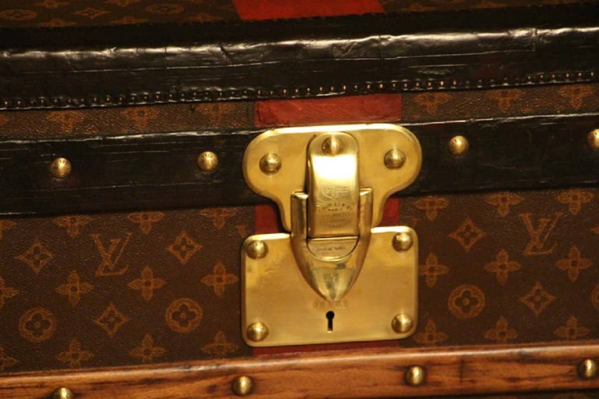 Louis Vuitton trunk from the 1920s of 100 cm in monogram - Les Puces de  Paris Saint-Ouen