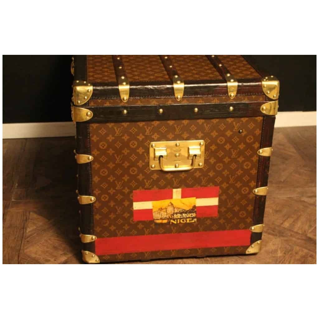 Louis Vuitton trunk from the 1920s of 100 cm in monogram - Les