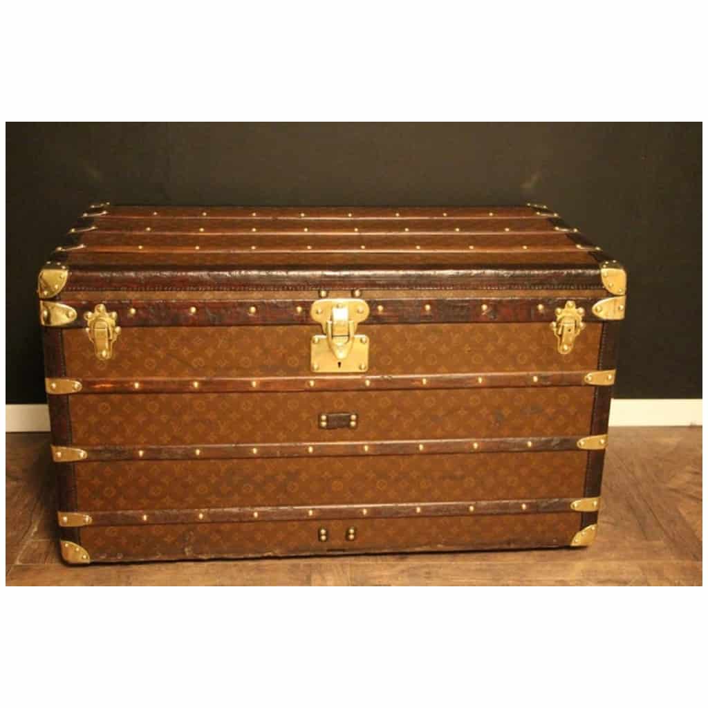 Old Louis Vuitton trunk from 1920 in monogram 100 cm 4