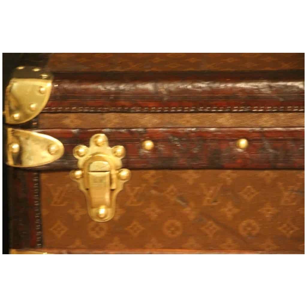 Old Louis Vuitton trunk from 1920 in monogram 100 cm 5
