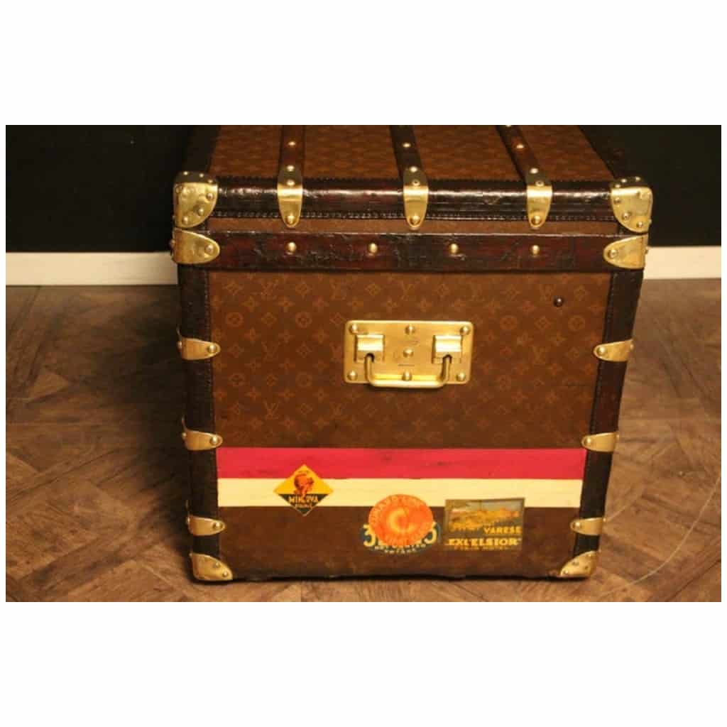 Old Louis Vuitton trunk from 1920 in monogram 100 cm 9