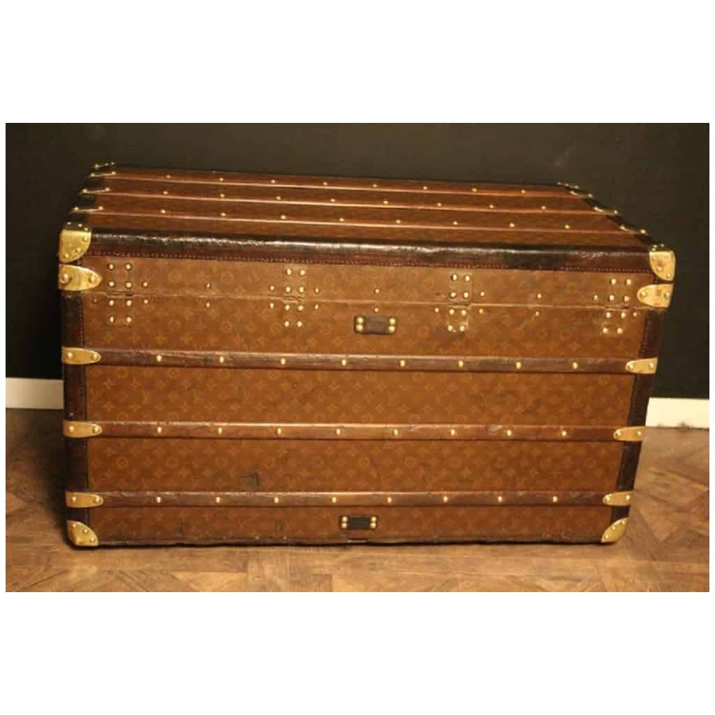 Old Louis Vuitton trunk from 1920 in monogram 100 cm 11